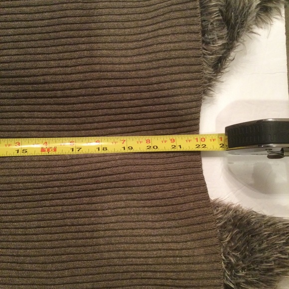 Cabi Faux Fur Brown Knit Sweater Vest Size Medium - Picture 9 of 9